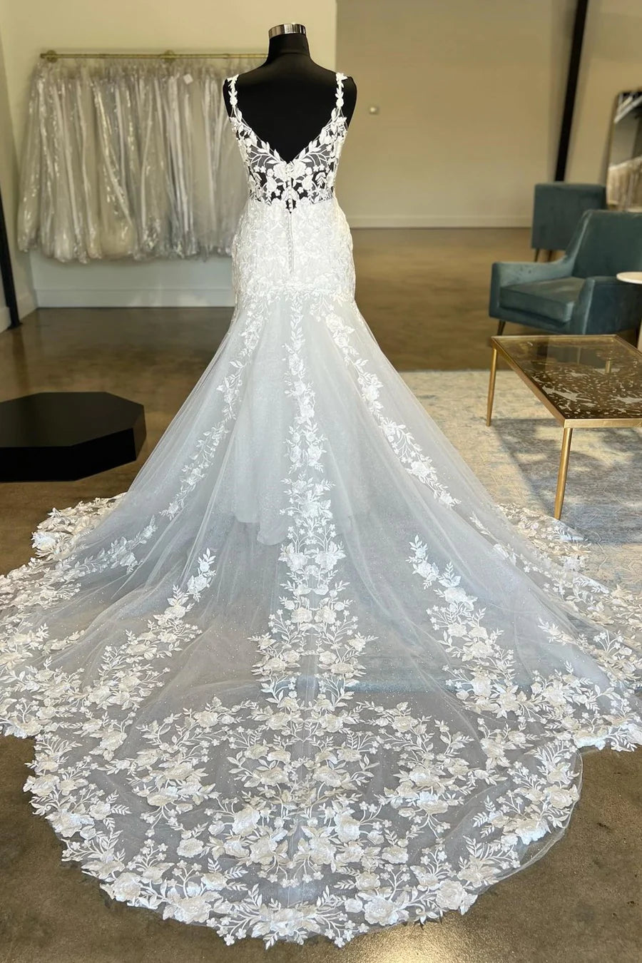 Vestido de novia de corte trompeta con escote en V pronunciado y apliques